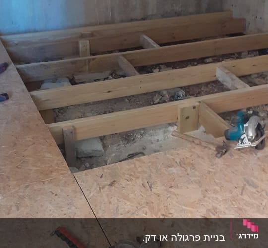 עבודת עץ עם כלים לבניית רצפה